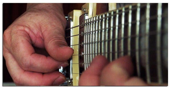 how to mute the sound of guitar strings